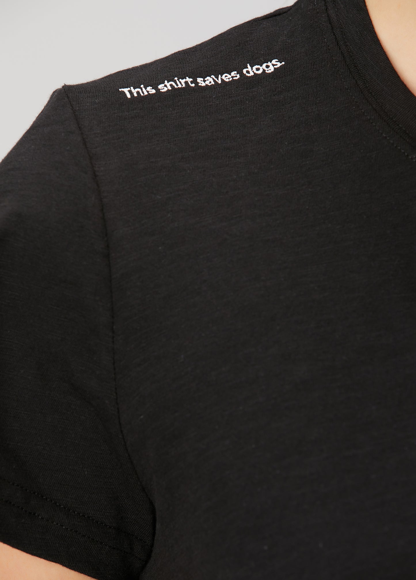 "This Shirt Saves Dogs." T-shirt – Siyah