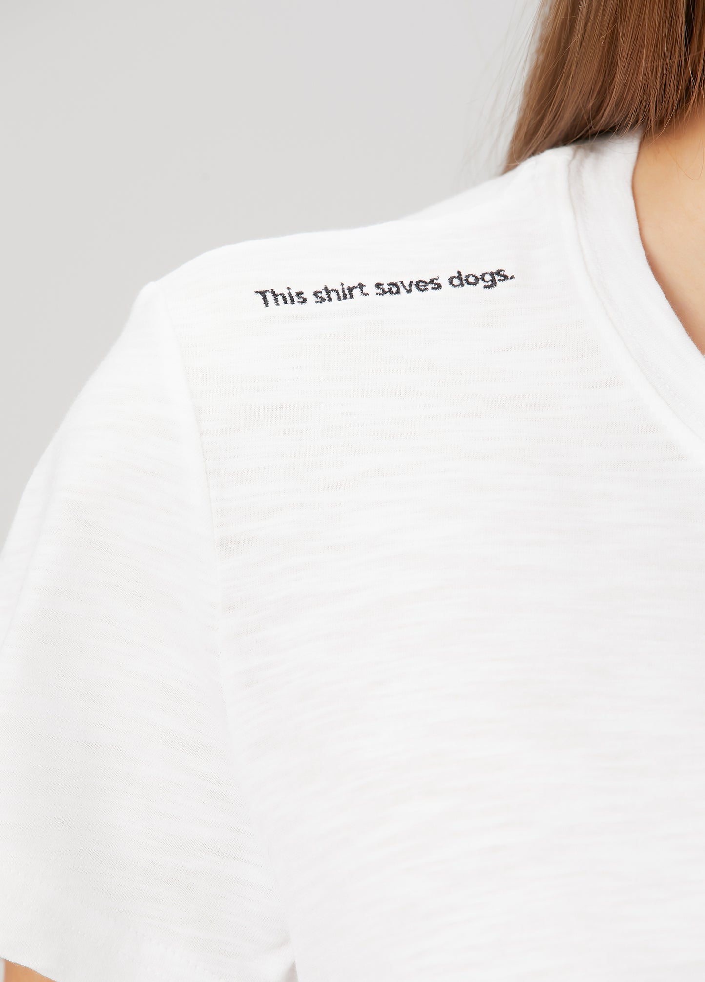 "This Shirt Saves Dogs." T-shirt - Beyaz